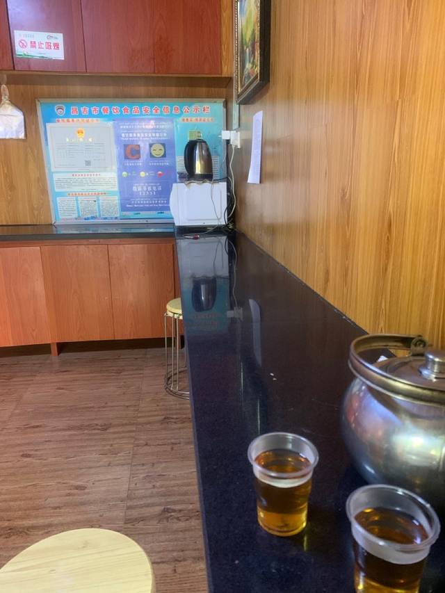 亚生江烤包子店