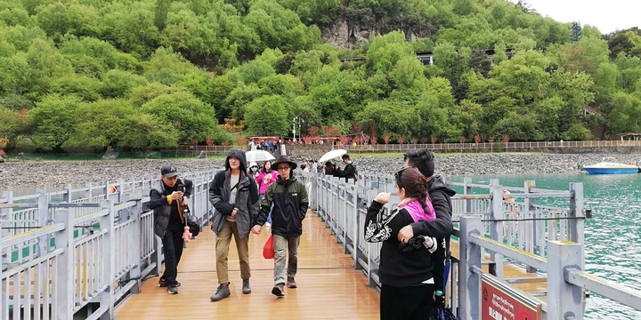 "坐船游览巴松错 ---亲临圣湖，微风拂面，远眺雪山，留下西藏旅行最清灵的一笔_巴松措"的评论图片