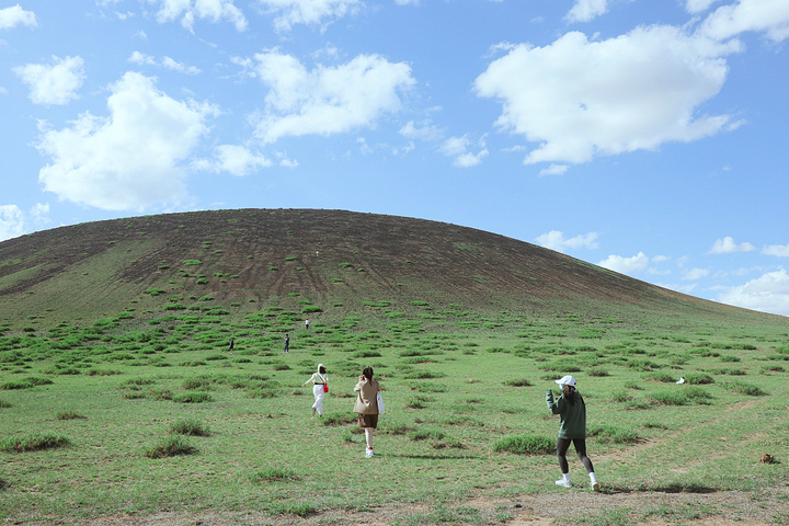 "草原游玩结束刚好接近12点，司机带我们去一个集中就餐的地方，想在草原住的，也可以在这里住蒙古包_乌兰哈达火山地质公园"的评论图片