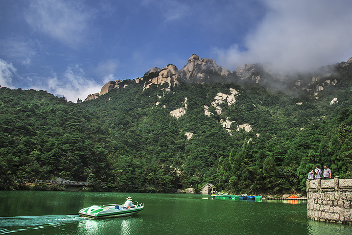 "从炼丹台上看出去的风景，天柱山西关群峰在湖畔生出新的意境_炼丹湖"的评论图片