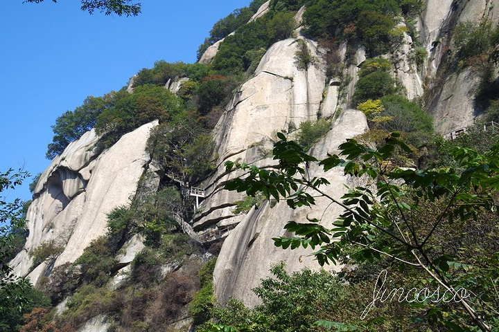 从毛女洞沿着石阶继续向上攀登经过响水石云门来到青柯坪