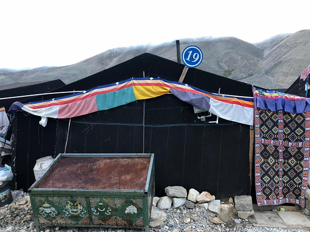 "上山前，拍到了整个大本营的帐篷，帐篷并没有特别的多，很容易旺季住不到哦_珠穆朗玛峰"的评论图片