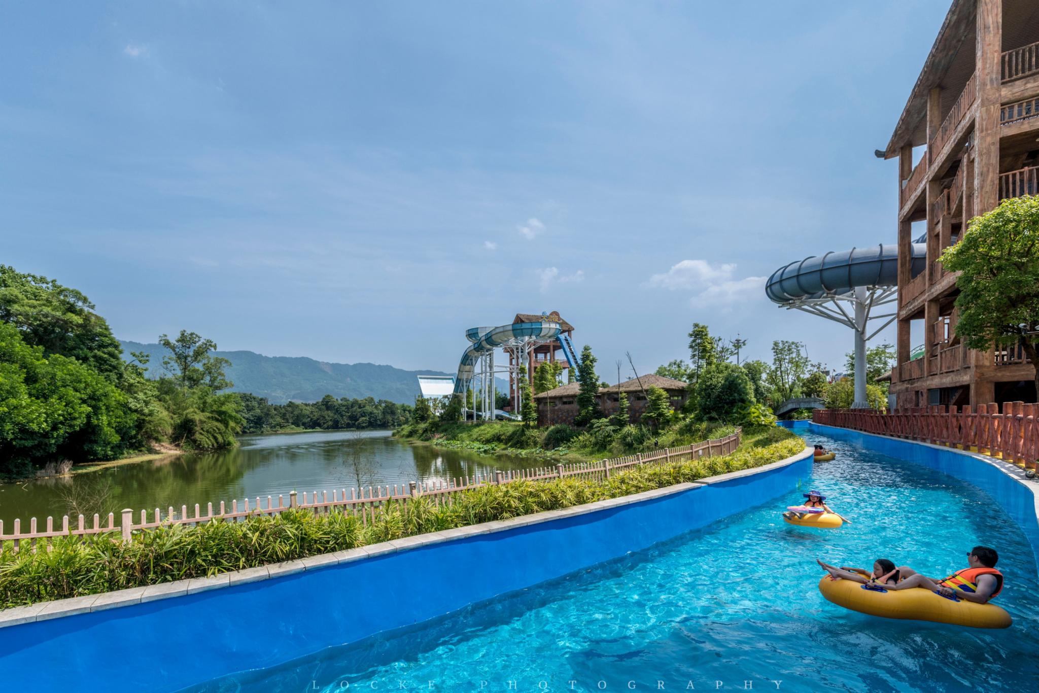 我觉得龙水湖水乐园的服务态度是最好的,进入更衣区以后有专人指引