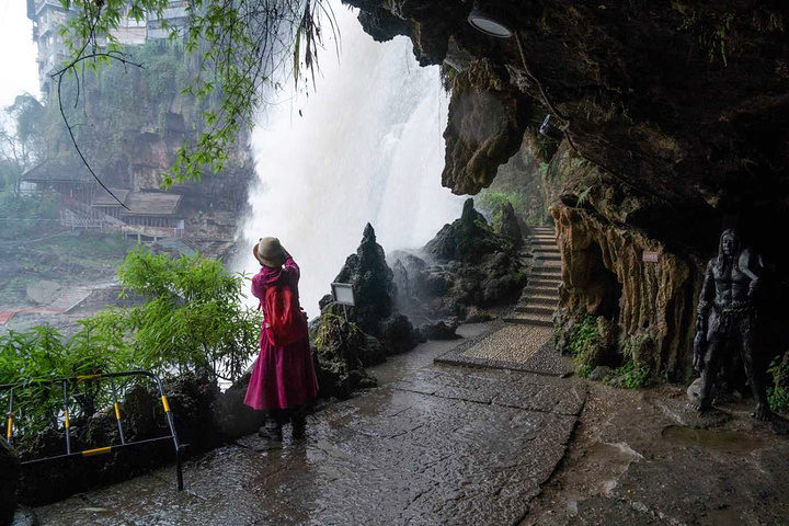 "一定要去穿越瀑布，有时候可能会因为涨水原因，不会开放，一路上都是栈道比较原始的感觉_芙蓉镇"的评论图片