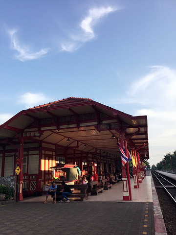 "华欣火车站是泰国最古老最美丽的火车站之一，是华欣的著名景点之一。等候上火车的地方_华欣火车站"的评论图片