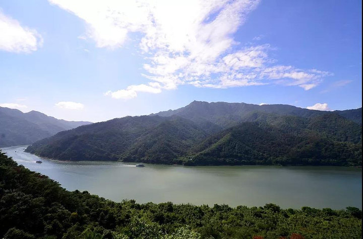 "前往飞霞山风景区，最好的方法就是游船+步行构成一幅一水远赴海，两山高入云的大自然美景出发吧朋友们_飞霞风景名胜区"的评论图片