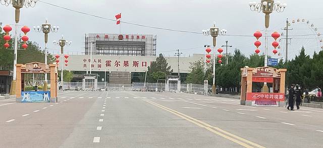 霍尔果斯国门景区