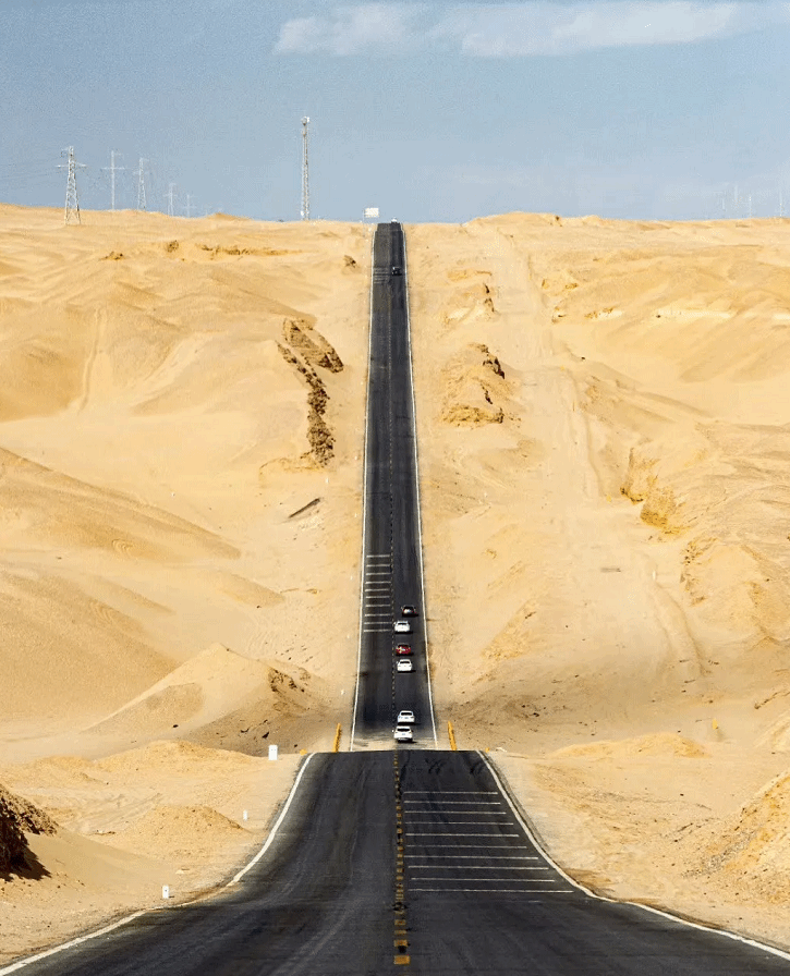 在柴达木盆地腹地有这么一条公路黎黑的公路从尽头一冲而下嵌在黄沙之