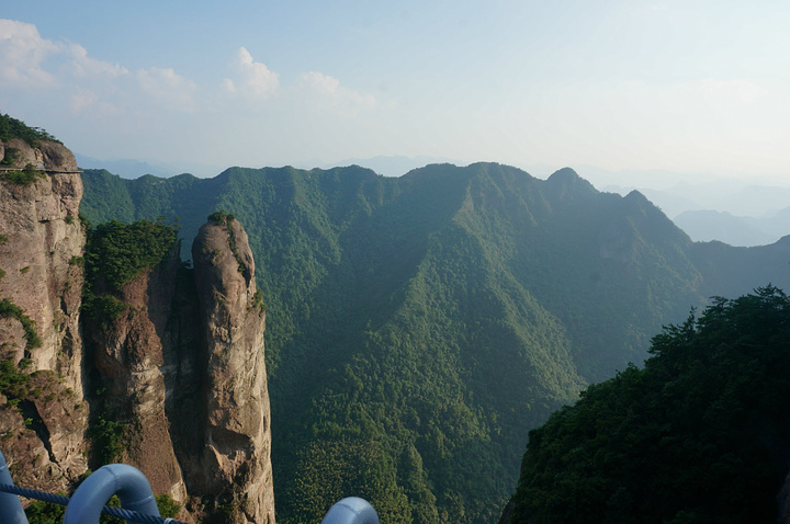 "景色确实非常不错。神仙居横跨的面积很大，周围众山巍兀独立，险峻无比_神仙居"的评论图片