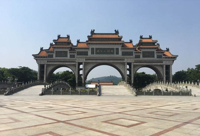 顺峰山公园石牌坊享有中华第一牌坊的美誉,由2万余块岩石镶嵌而成