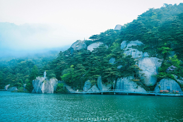 "...，这些远看似古堡魏立的天柱山岩石，在西关群峰垂直节理中非常发育，形成了横看成岭侧成峰的美丽景致_天柱山"的评论图片