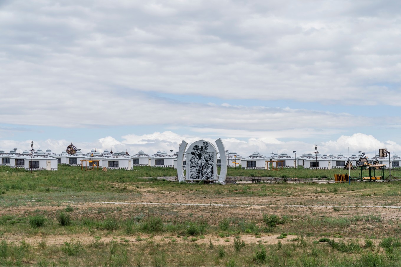 展现了蒙古族在马上倒立站立叠罗汉射箭捡哈达捡银碗等一系列技巧各种