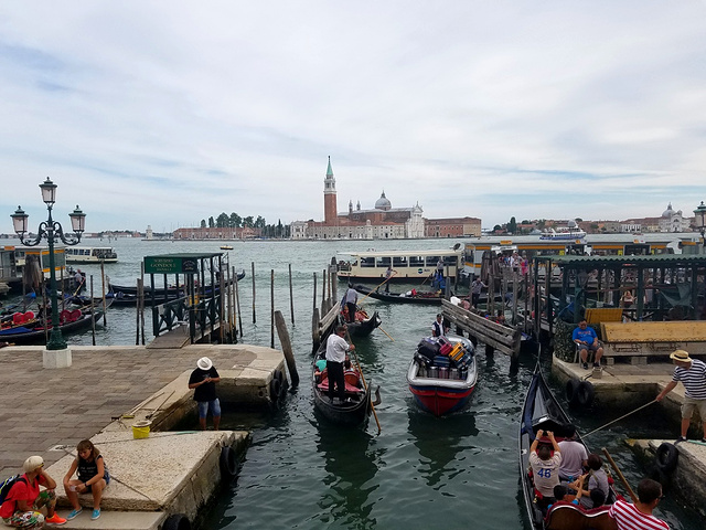 "沿岸两旁100多座古老建筑都是12到18世纪威尼斯贵族和富商的府邸，乘坐游船或者水上巴士可以游..._大运河"的评论图片