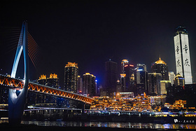 重庆，一座在魔幻与美食之间游走的网红城市