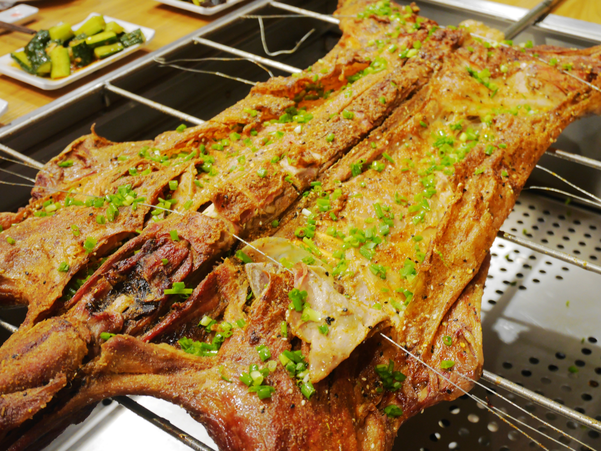 烤全羊,旁边小菜很多