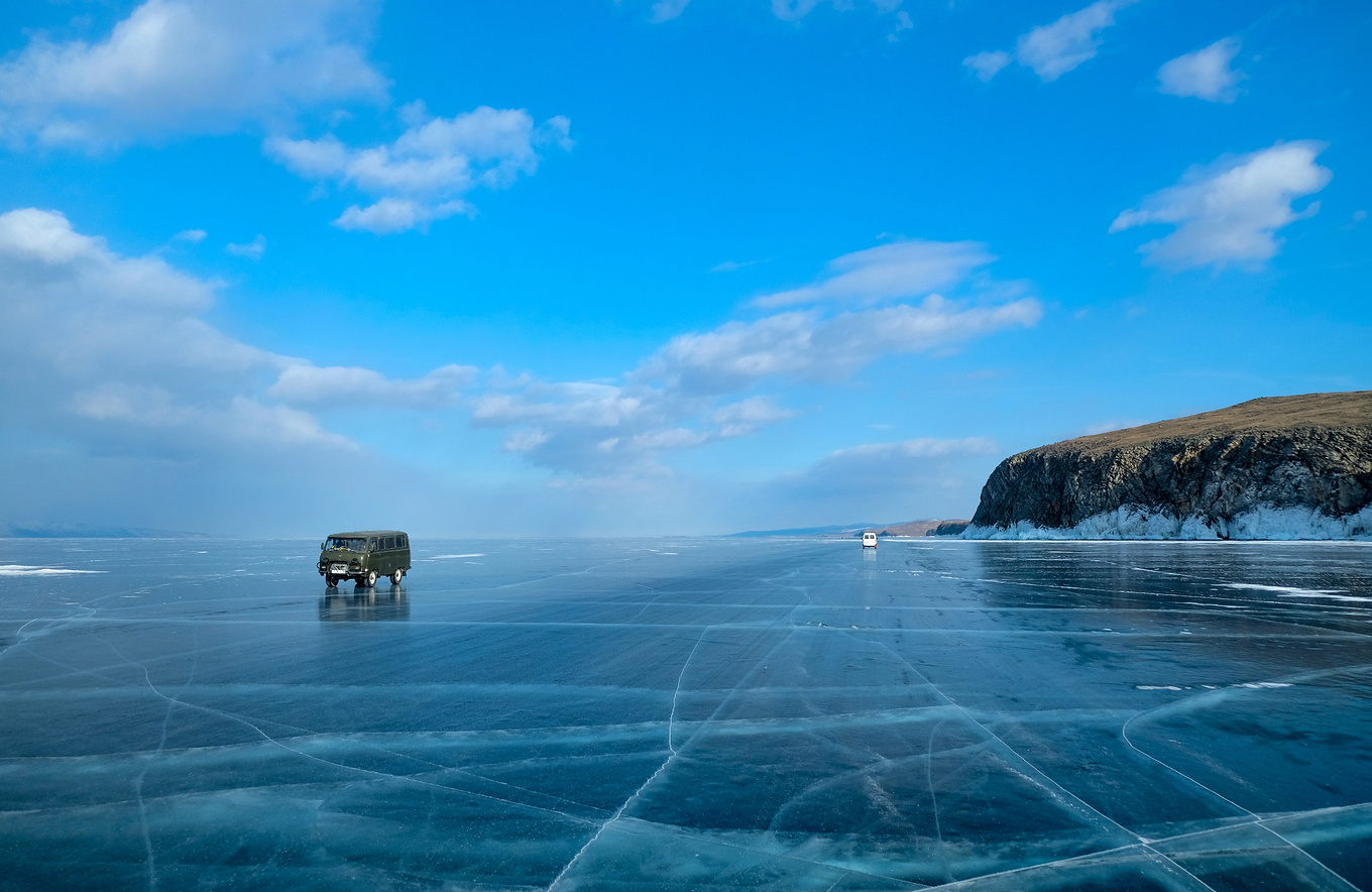 贝加尔湖冬日宛如冰雪仙境 神奇“气泡冰”吸引眼球