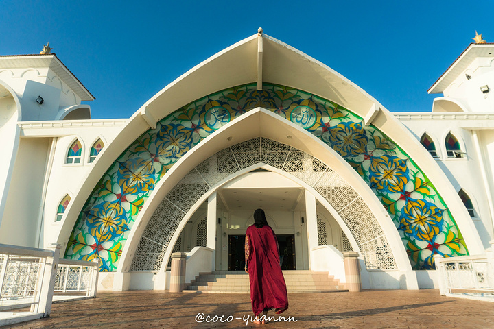 "马六甲海峡清真寺是一座位于海边上的清真寺，因建筑在海上而得此名。 涨潮时，就像是一座漂浮在海面上的建_马六甲海峡清真寺"的评论图片