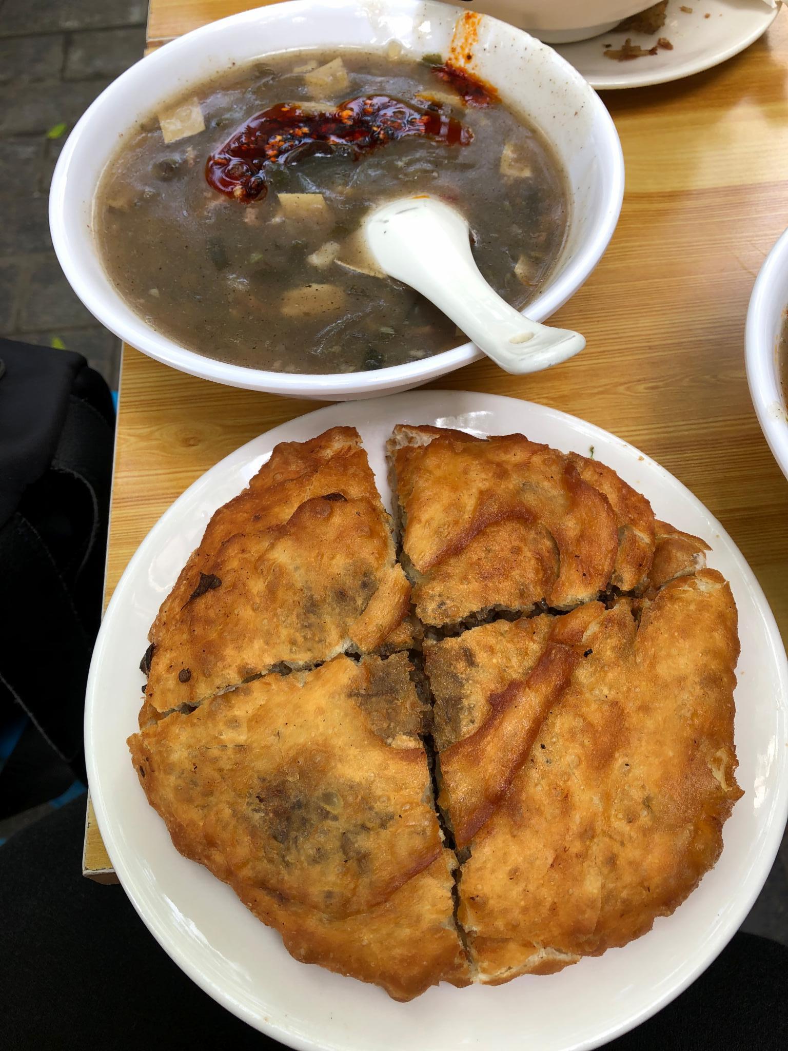 早上这家店人排队买肉盒和胡辣汤有的没有座位的