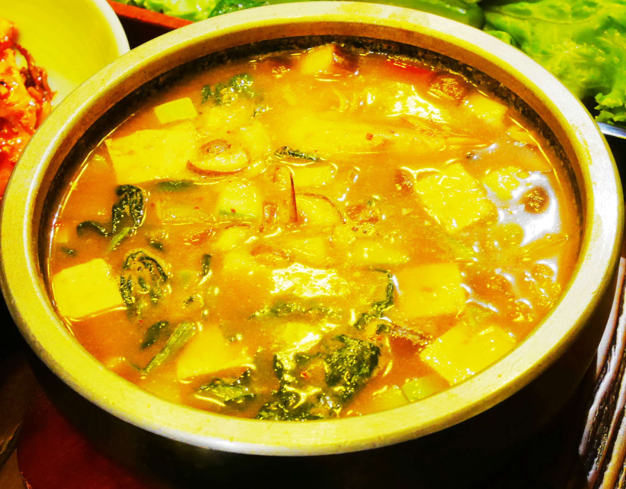 牛肉拼盘,还有两个马肉刺身拌冷面,加入汤汁搅拌即可和牛熟了的肉也很