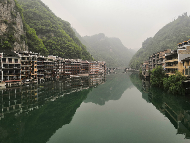 "城内现有四条古巷，景色独特。值得一坐的是镇远古镇的夜晚游船，每人80元，游玩半个小时，景色真的很不错_镇远古城"的评论图片