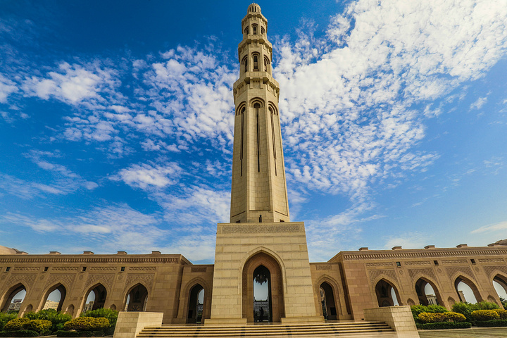 "...回到马斯喀特，参观了阿曼的苏丹国王清真寺在参观完毕后直飞卡塔尔首都多哈，这个清真寺非常值得去的_苏丹卡布斯大清真寺"的评论图片