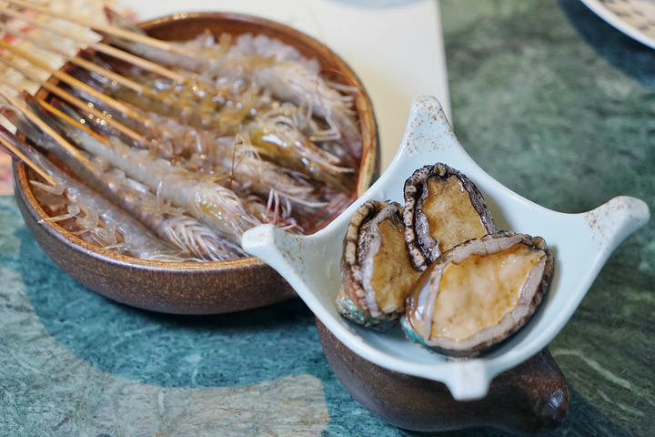 "这里的虾和鲍鱼都是鲜活的，配上泰式椰香香茅火锅底更是鲜美无比，滋味无穷_集渔·泰式海鲜火锅(太古里晶融汇店)"的评论图片