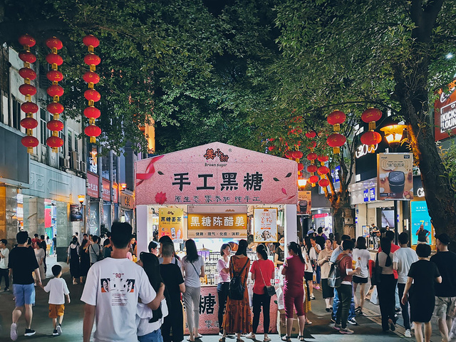 "各种上过某某推荐的小吃店和传统美食店铺。标志性的北京路步行街logo。推荐程度-三星_北京路步行街"的评论图片