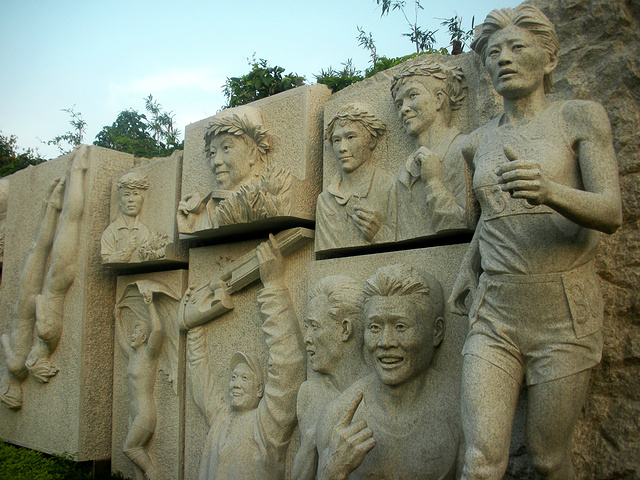 "...浮雕墙，全面展现了奥运发展史和中国部分奥运冠军风貌，截至到2004年雅典奥运会的，非常值得一去_奥林匹克公园"的评论图片