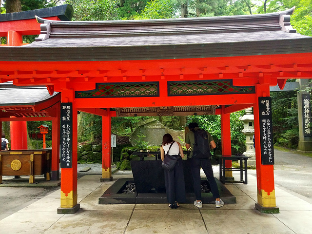 " 箱根神社于757年由万巻上人创建在自古就是山岳信仰一大圣地的箱根山上，曾为源赖朝、德川家康等..._箱根神社"的评论图片