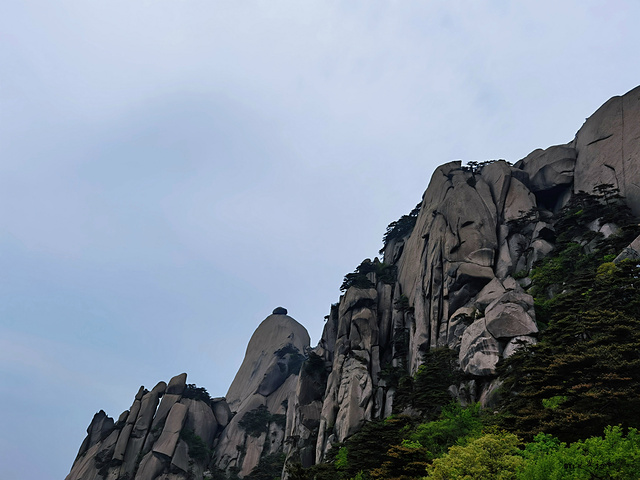 "五一假期，徒步的人不少，从南大门到索道上站一路上登山舒适度都很好。哦，攀岩也没试过，不知道手劲够不够_天柱山"的评论图片