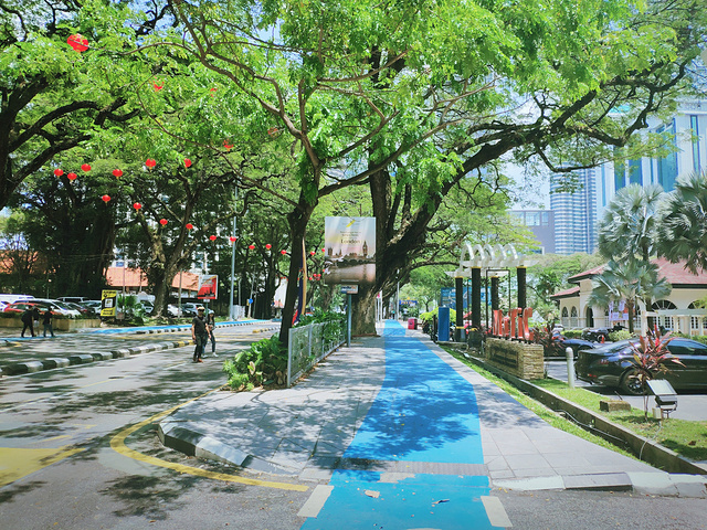 "这个大屏，很是霸气！超有辨识度的造型，绝对是吉隆坡数一数二的地标~一路上树荫满满，倒也不觉得酷热难忍_阳光广场"的评论图片