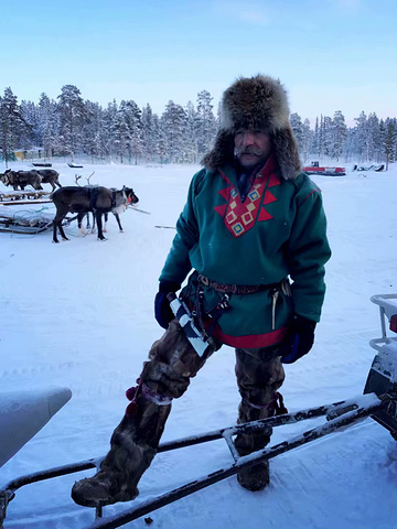 我们出发一脚踏进萨米就像进了童话王国萨米村的向导给大家讲解注意事项