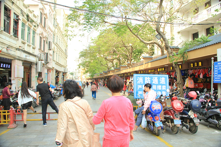 "骑楼老街是海南岛标志建筑物和必游玩的景点之一，属于海南省特有的建筑物群骑楼老街，骑楼老街位于海口的老_骑楼老街"的评论图片
