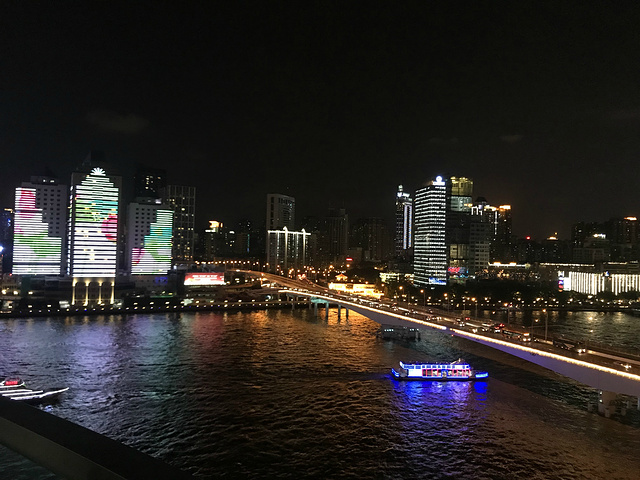 "珠江夜晚的景色非常好，两侧的建筑灯光开启后呈现出这座大城市的魅力，广州塔是珠江夜游最为重要的景..._珠江夜游"的评论图片