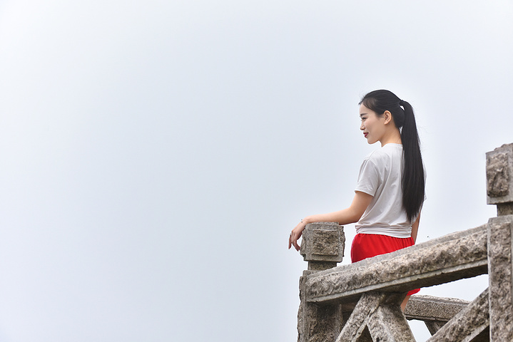 "峰腰时有烟云缭绕，峰顶时隐时现，宛若蓬莱仙境。伫立在神秘谷谷口的一石像，人们敬为“皖公神像”_天柱山"的评论图片