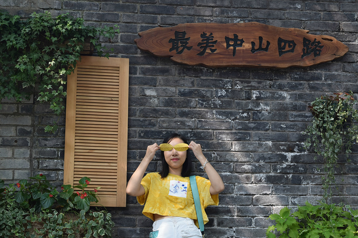 "这个不推荐~号称重庆最美中山四路的入口，嗯嗯~有个同事是重庆人，文艺青年，竟然推荐我去这个地方_中山四路"的评论图片