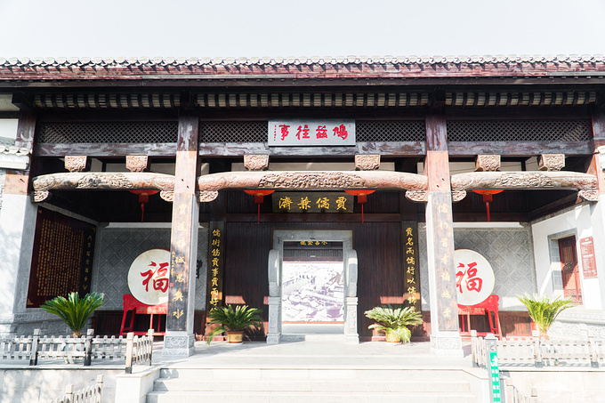 梨园堂,里面每天有多场黄梅戏演出,不收门票,但是进去观看黄梅戏演出