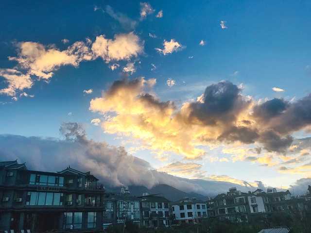 "苍山十九峰，巍峨雄壮，与秀丽的洱海风光形成强烈对比。苍山上还有一种让人惊叹的景色_苍山"的评论图片