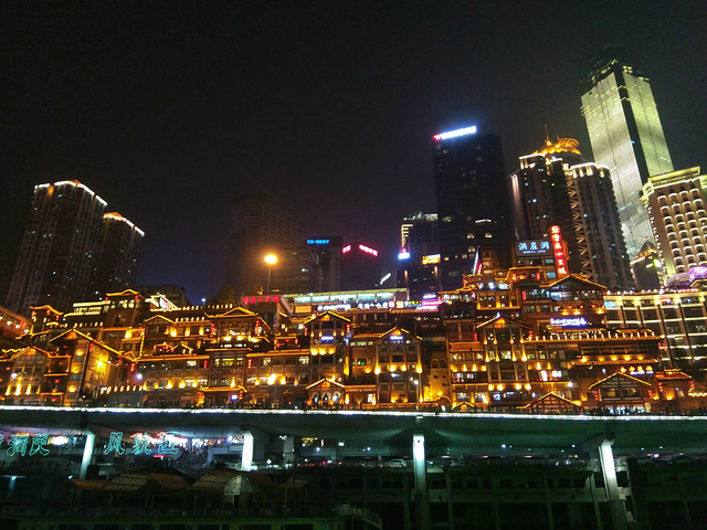 "重庆的夜景是真心不错，难怪这里有着“小香港”之称。坐在游船上看洪涯洞夜景，别有一番感受_朝天门号两江夜景游轮"的评论图片