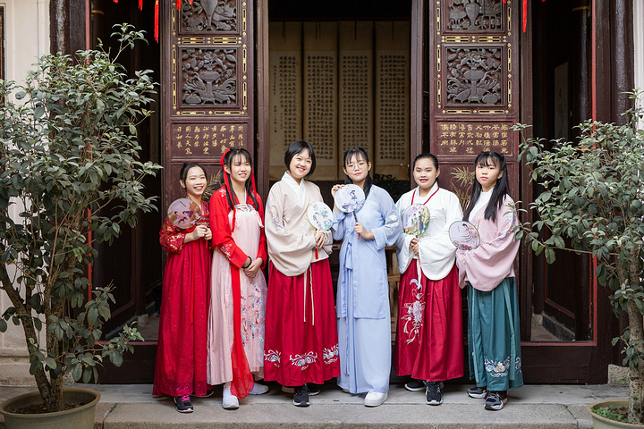"马来西亚华裔姑娘们在潮州载阳客栈里穿着汉服合影（潮州 啊伟 摄）。西洋乐器配汉服，毫无违和感_潮州载阳客栈"的评论图片