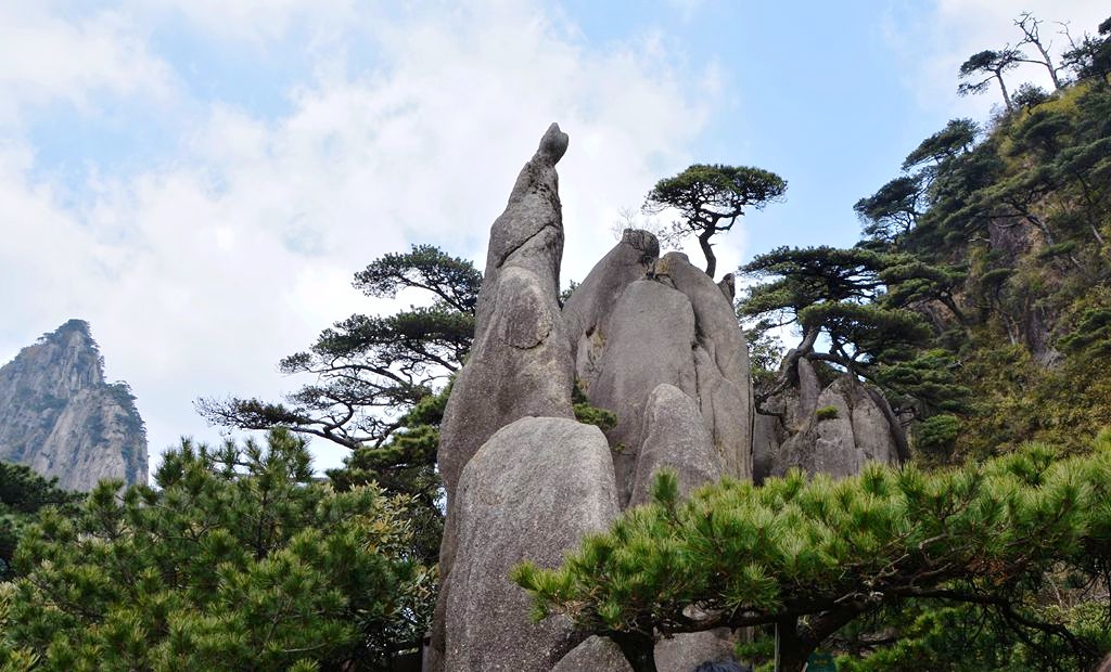 三清山主峰玉京峰海拔18199米终年云缠雾绕充满仙风神韵如仙境一般