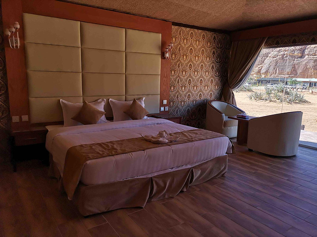 "整个度假村被埃尔奥拉标志性的砂岩山所围绕，帐篷式住宿，让游客置身于大自然的怀抱_萨哈里埃尔奥拉度假村(Sahary Al Ula Resort)"的评论图片