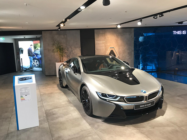 确认过眼神,是宝马的豪车展厅没错的.宝马世界宝马插电式混合动力车.