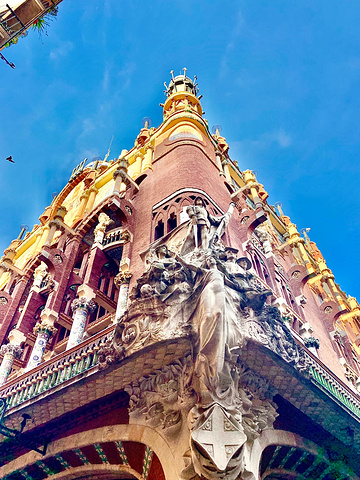 "...年作品，巴塞罗那最令人震撼的现代派风格建筑之一，色彩艳丽的雕塑和陶瓷马赛克装饰是其最突出的特色_加泰罗尼亚音乐宫"的评论图片