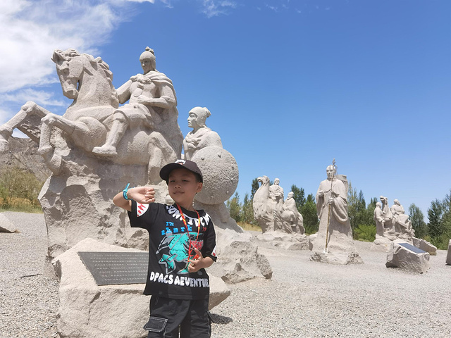 山下有一雕像群,展示的全是走过丝路的历史人物,包括:张骞,霍去病