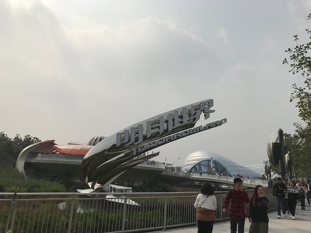 "飞跃地平线进去前要先观看安全须知搞得我心里好紧张,结果上去以后发现其实一点也不恐怖。五星推荐了_迪士尼小镇"的评论图片