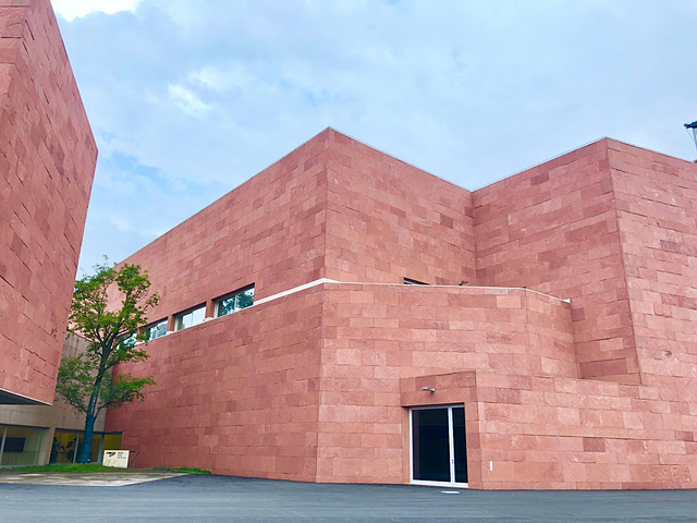 21建筑大师王澍设计 风景一流 不输厦大武大 非常值得一去 有很多适合拍照的地方 无论是风景还是人像 中国美术学院象山校区 评论 去哪儿攻略