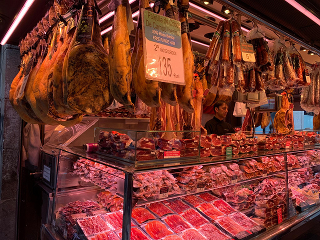 "这是我对这个市场的第一印象，水果切的整齐划一，肉类的摊位收拾的没有任何异味，除了要预防小偷之外..._博盖利亚市集（Mercat de La Boqueria）"的评论图片