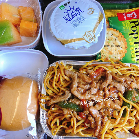 "飞机餐也不错，鸡丝焖面很好吃，还有酸奶。第一次坐飞机来上海，当然要选择东航_虹桥国际机场"的评论图片