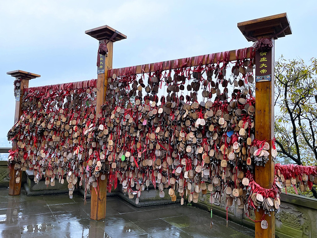 "...到都江堰景区，一定要登上玉垒阁，体验一下在最高的视角观赏都江堰的雄伟壮观，一定会有不一样的感觉_玉垒阁"的评论图片